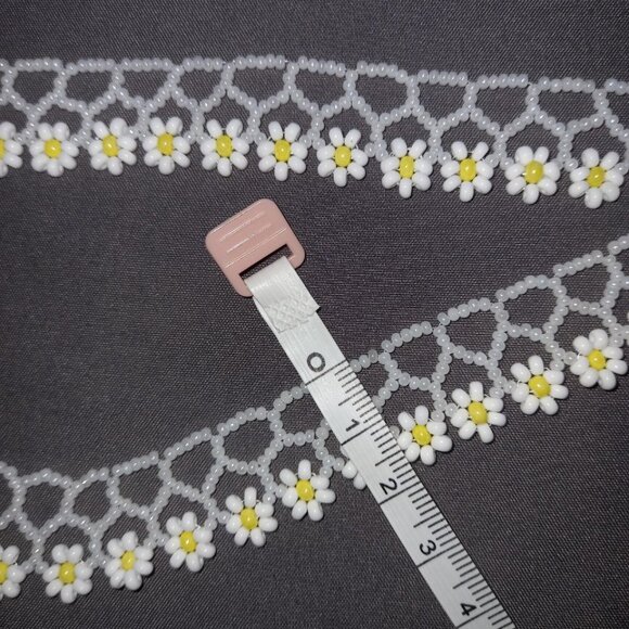 🌼 Hand-Woven Daisy Beaded Choker — Created with Passion - Picture 8 of 9
